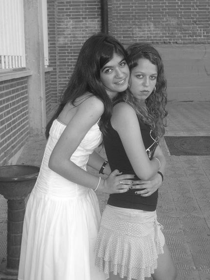 la  mas guapas  sara  y  kris  os  quiero